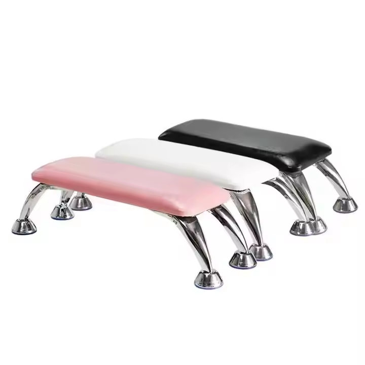 Taushi da kwanciyar hankali manicure hutawa